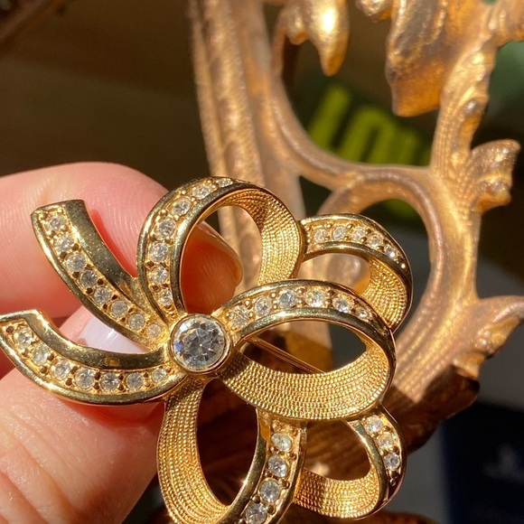 Swarovski gold tone brooch pin - Picture 7 of 11